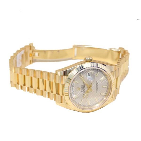 rolex-day-date-228238-n-yellow-gold-silver-diagonal-dial-replica-1.jpg Rolex Diogonal Silver Replica